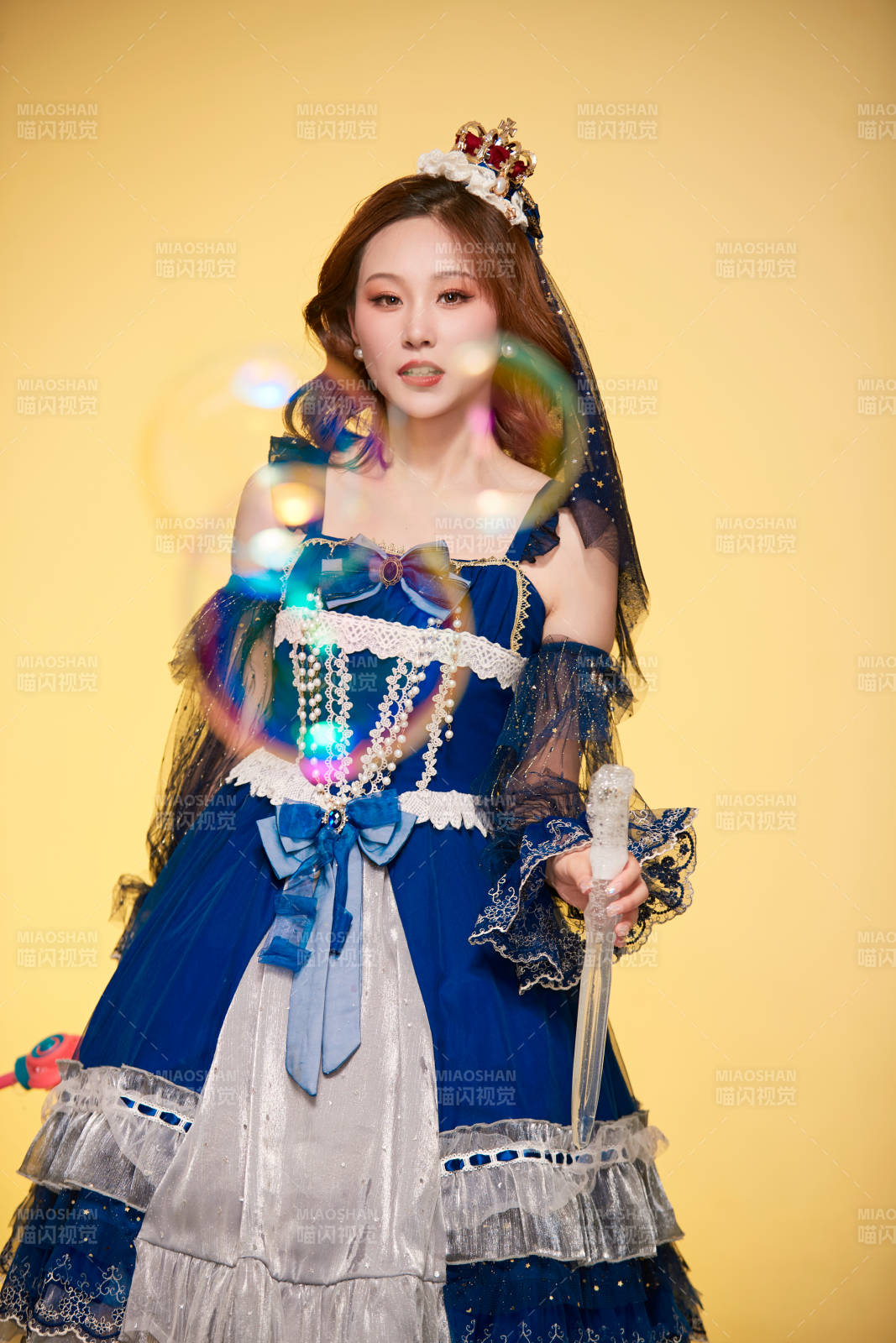 黄色背景下穿着欧式宫廷晚装庆祝生日的少女图片