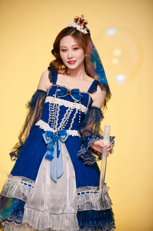 黄色背景下穿着欧式宫廷晚装庆祝生日的少女图片