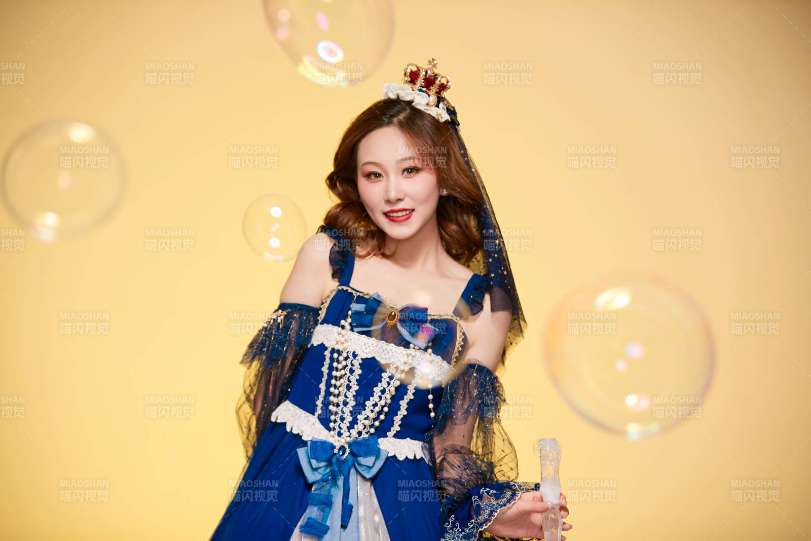 黄色背景下穿着欧式宫廷晚装庆祝生日的少女图片