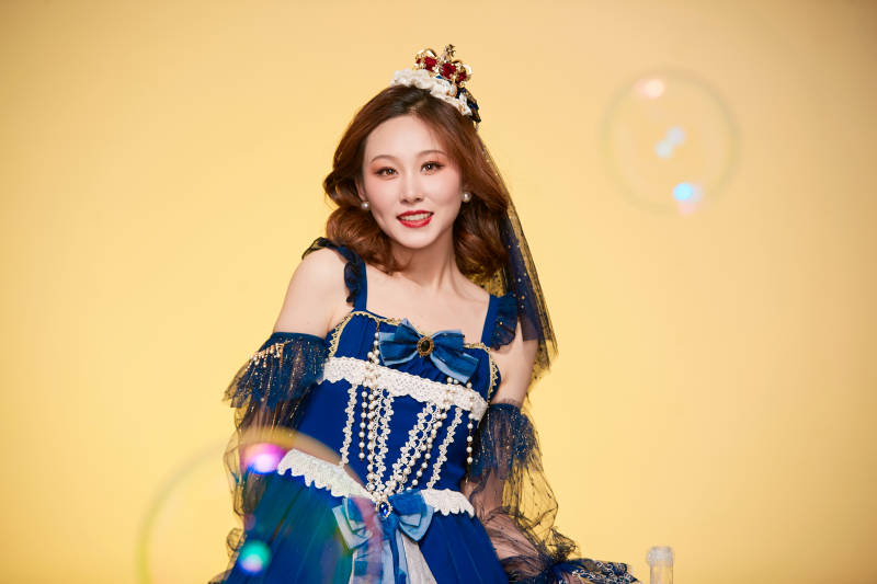 黄色背景下穿着欧式宫廷晚装庆祝生日的少女图片