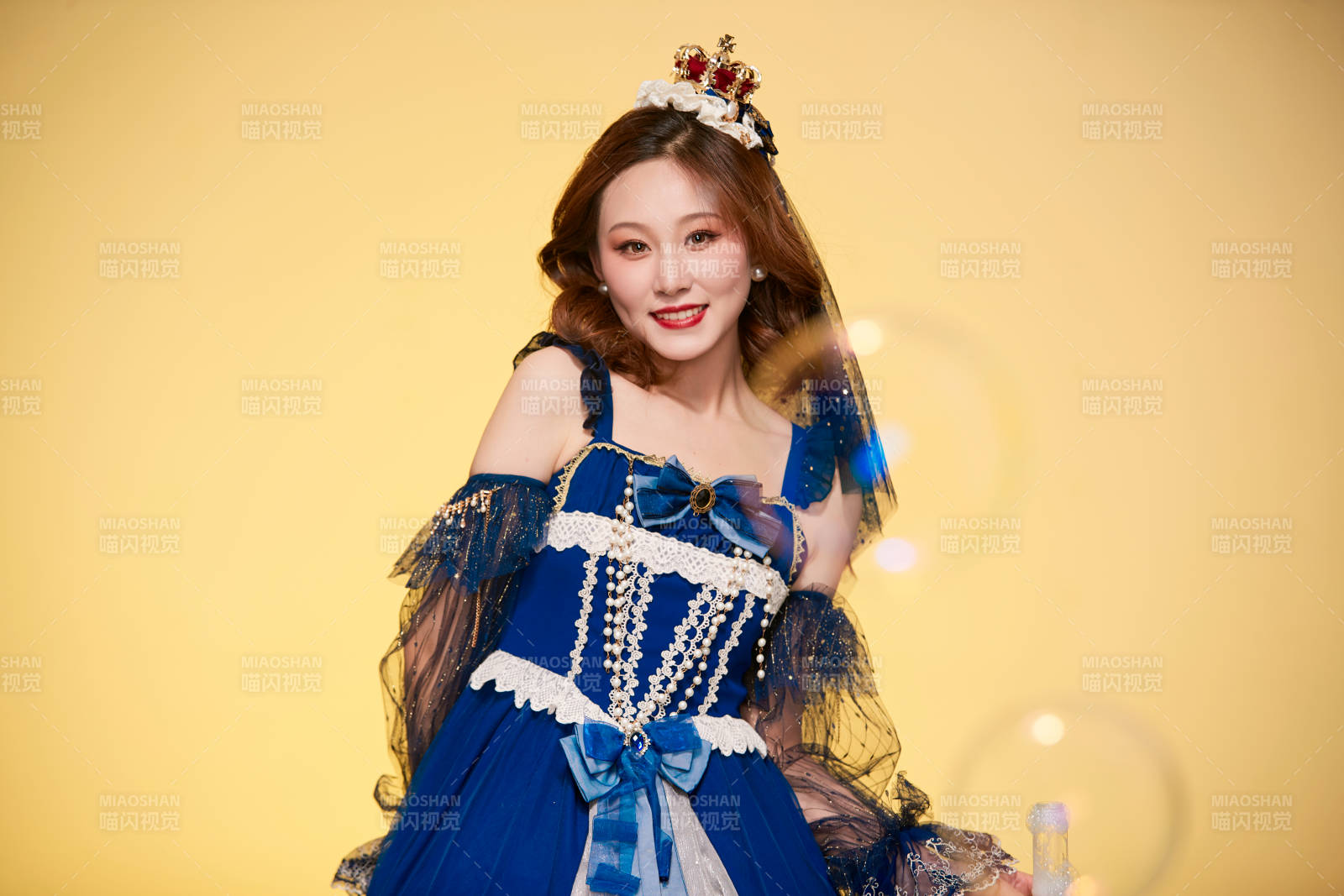 黄色背景下穿着欧式宫廷晚装庆祝生日的少女图片