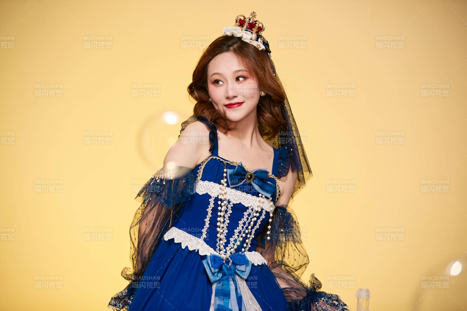 黄色背景下穿着欧式宫廷晚装庆祝生日的少女图片