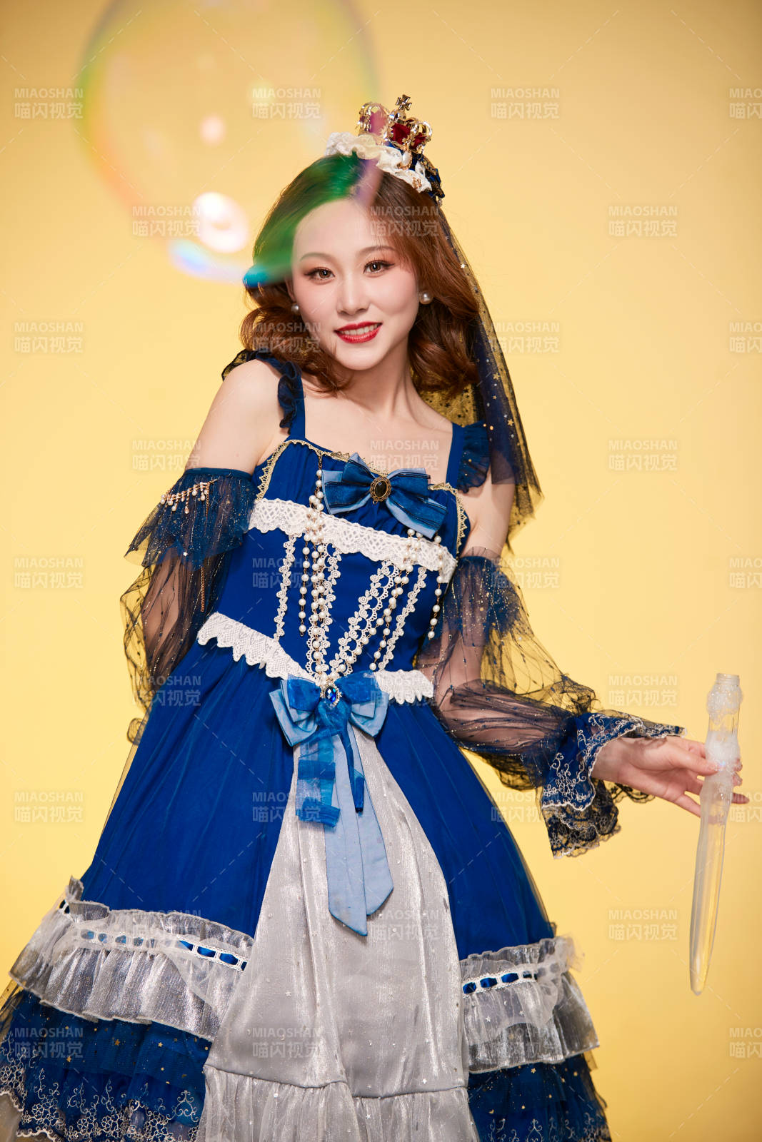 黄色背景下穿着欧式宫廷晚装庆祝生日的少女图片