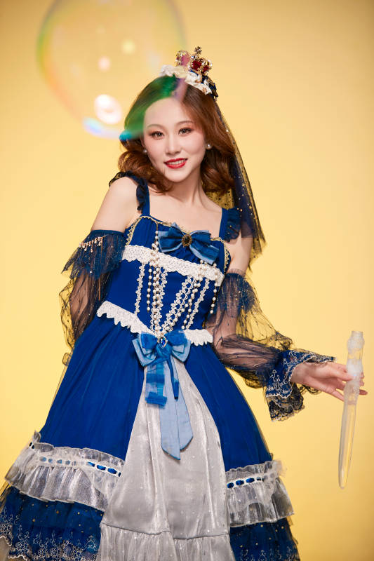 黄色背景下穿着欧式宫廷晚装庆祝生日的少女图片