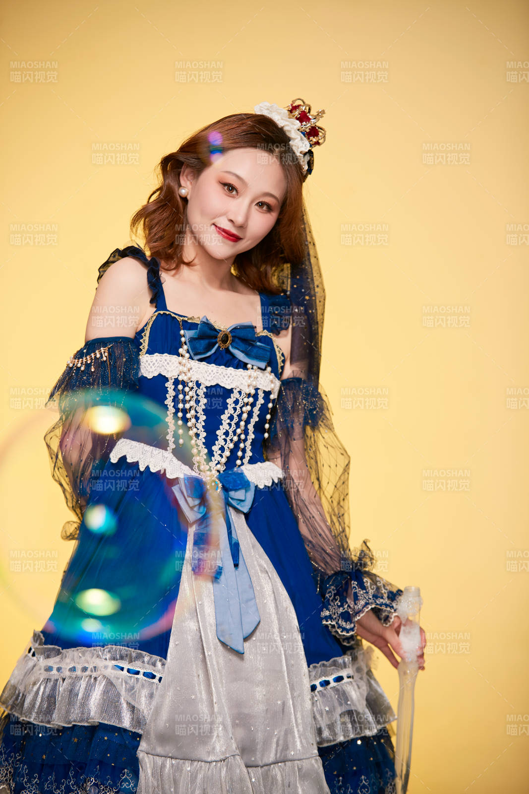 黄色背景下穿着欧式宫廷晚装庆祝生日的少女图片