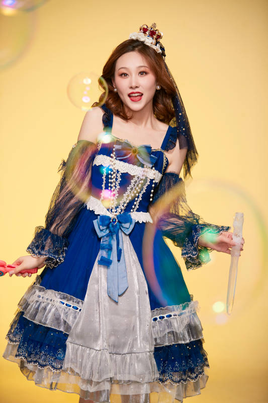 黄色背景下穿着欧式宫廷晚装庆祝生日的少女图片