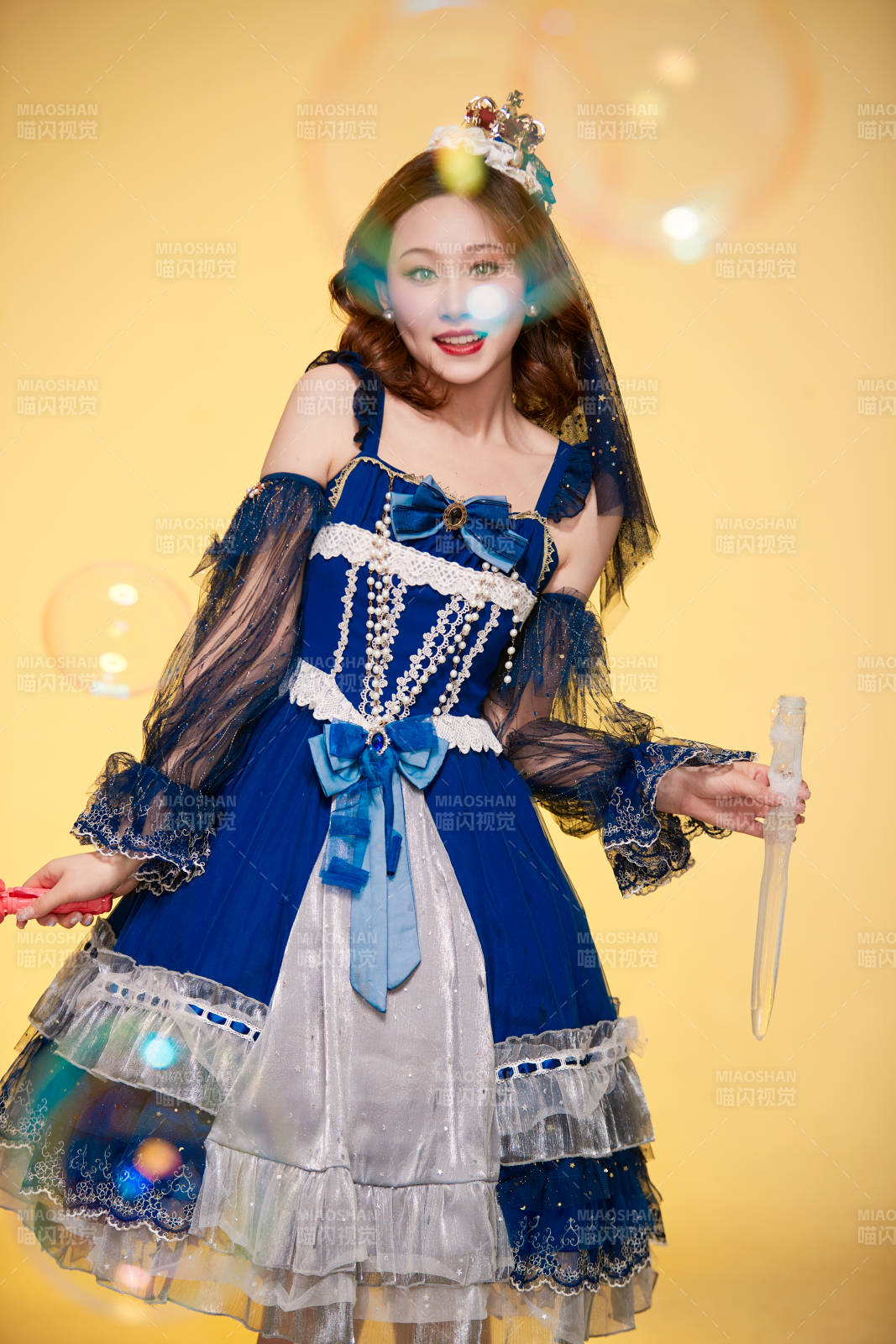 黄色背景下穿着欧式宫廷晚装庆祝生日的少女图片