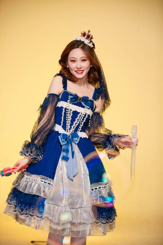 黄色背景下穿着欧式宫廷晚装庆祝生日的少女图片