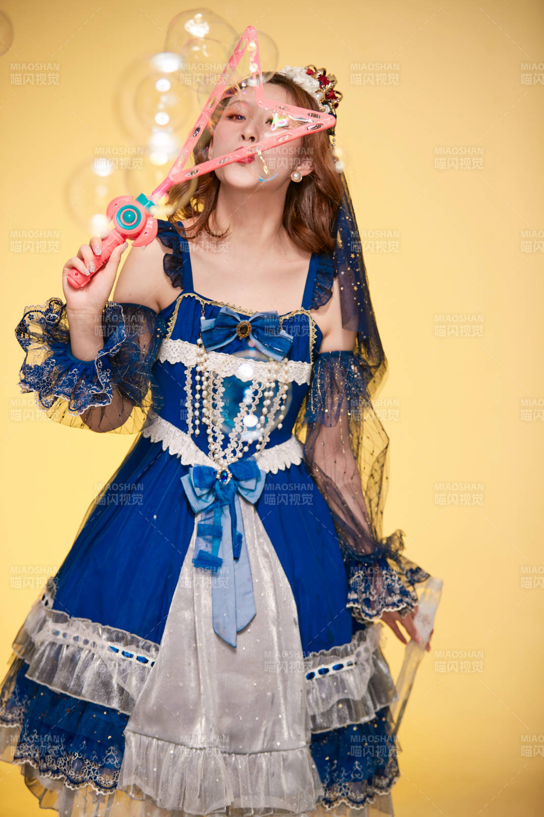 黄色背景下穿着欧式宫廷晚装庆祝生日的少女图片