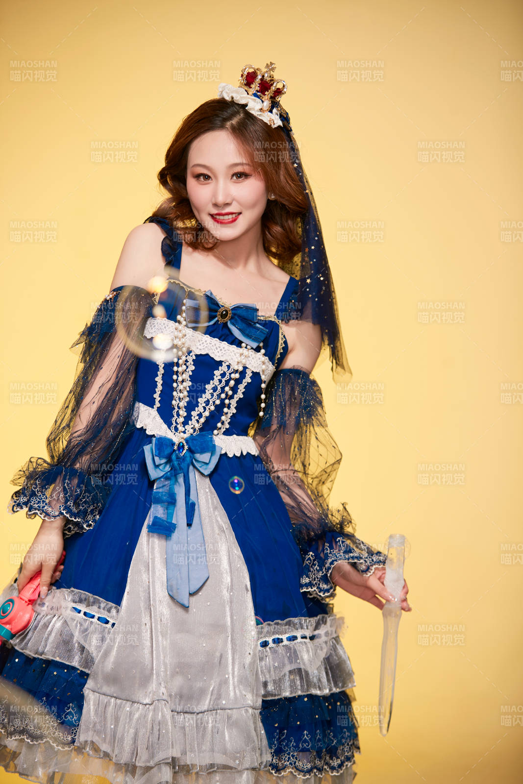 黄色背景下穿着欧式宫廷晚装庆祝生日的少女图片