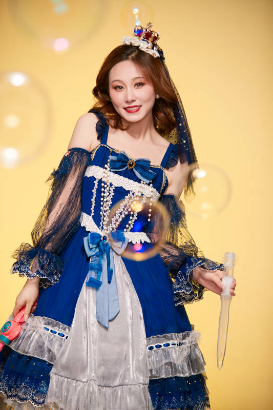 黄色背景下穿着欧式宫廷晚装庆祝生日的少女图片