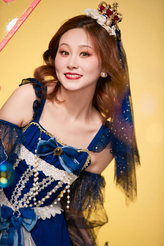 黄色背景下穿着欧式宫廷晚装庆祝生日的少女图片