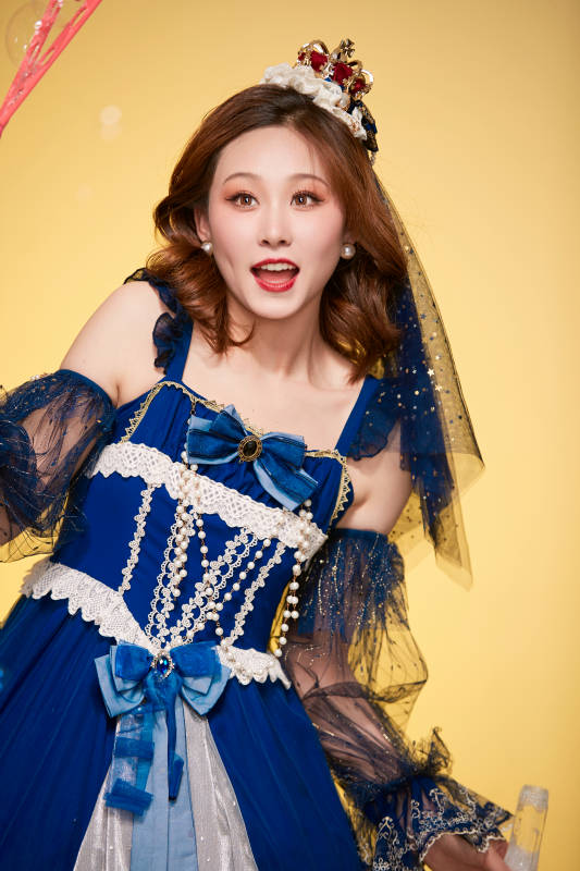 黄色背景下穿着欧式宫廷晚装庆祝生日的少女图片