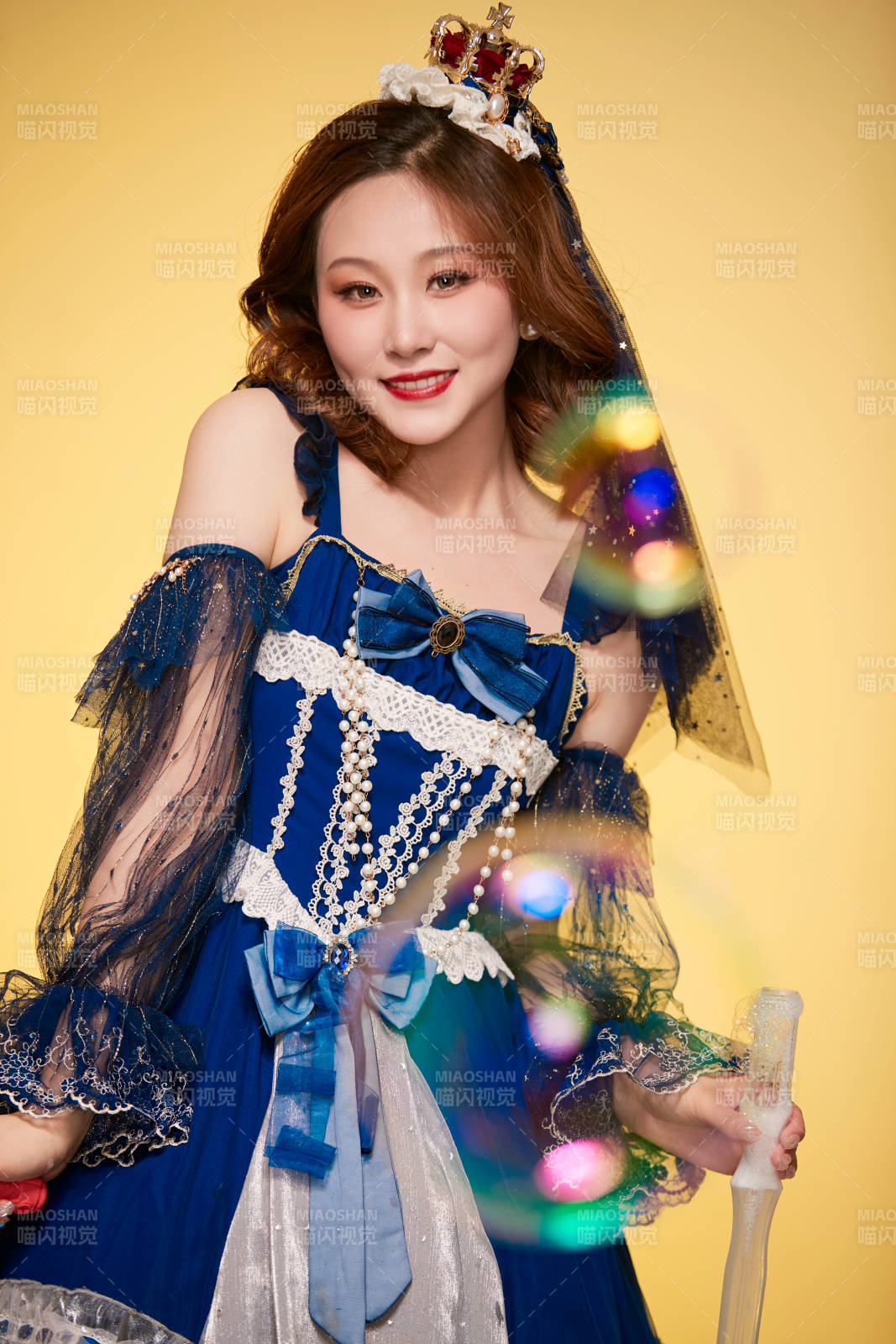 黄色背景下穿着欧式宫廷晚装庆祝生日的少女图片