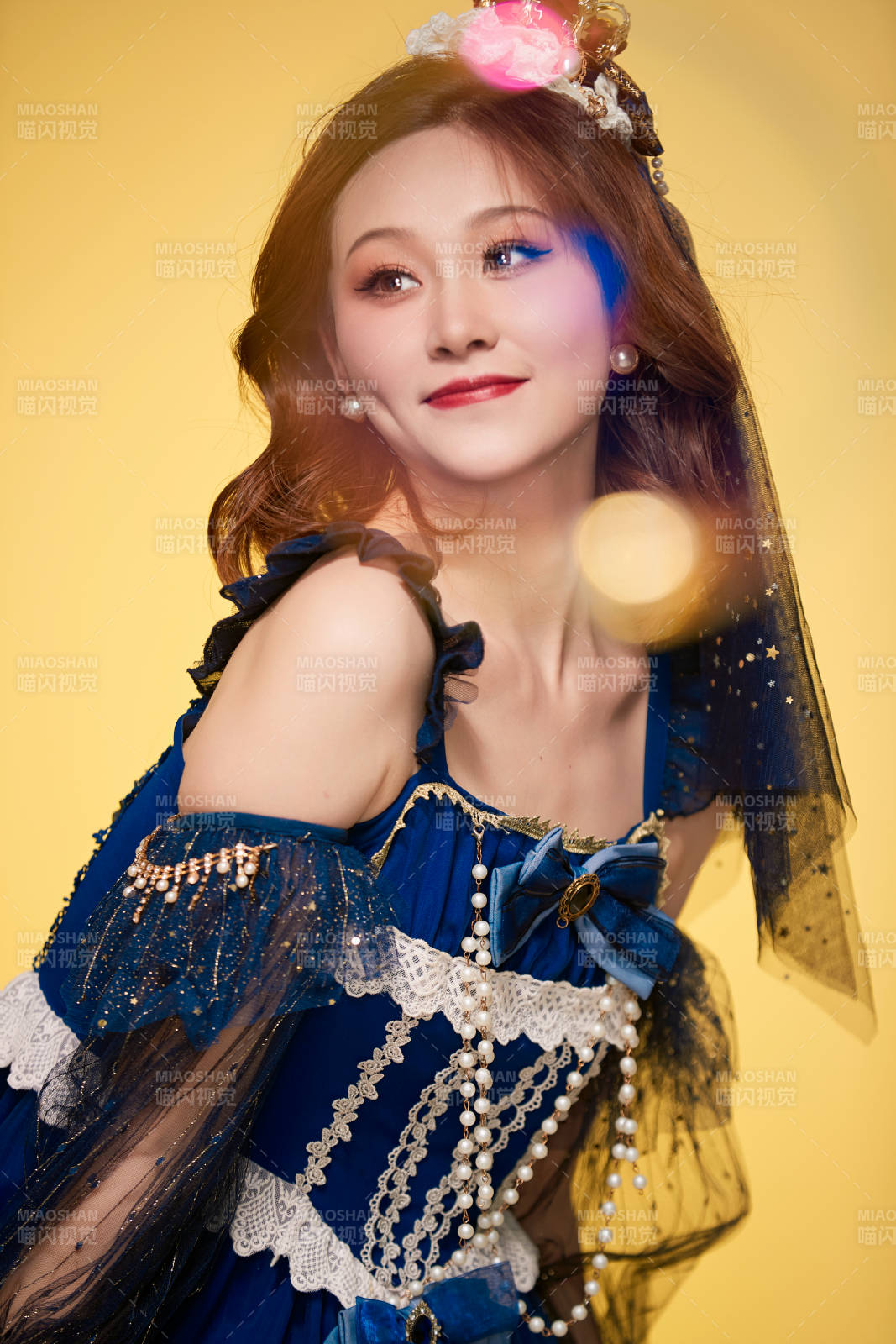 黄色背景下穿着欧式宫廷晚装庆祝生日的少女图片