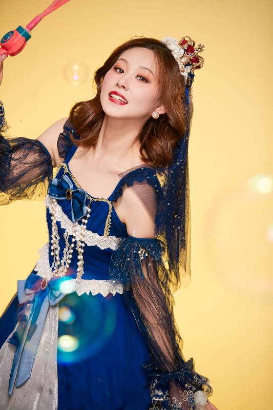 黄色背景下穿着欧式宫廷晚装庆祝生日的少女图片