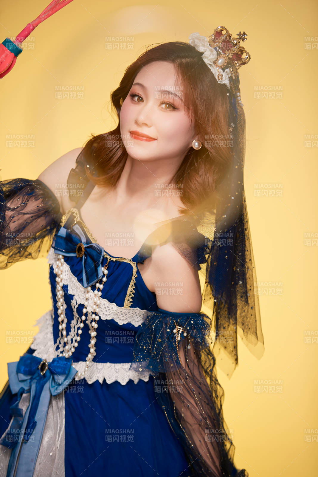 黄色背景下穿着欧式宫廷晚装庆祝生日的少女图片