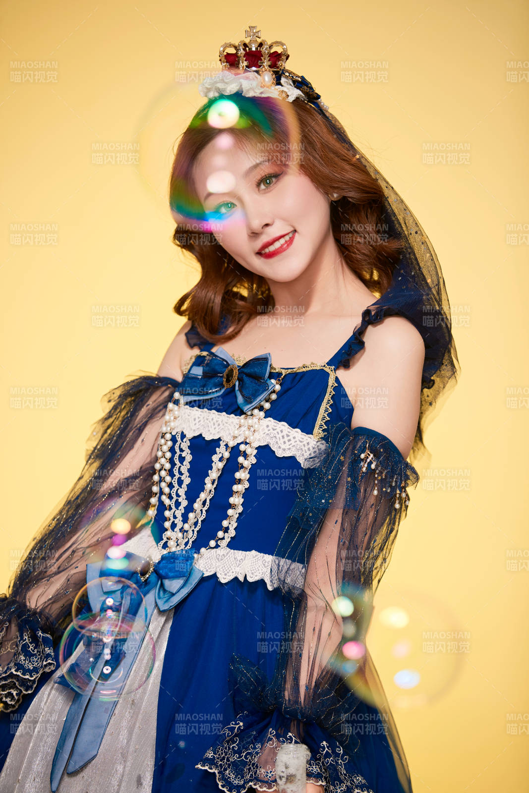 黄色背景下穿着欧式宫廷晚装庆祝生日的少女图片