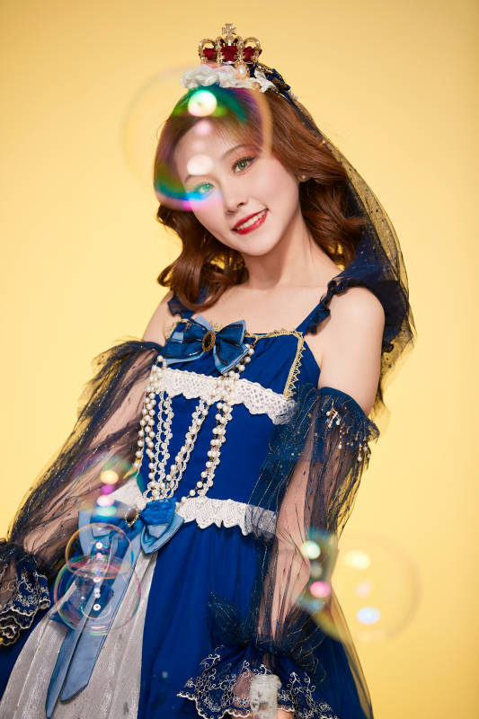 黄色背景下穿着欧式宫廷晚装庆祝生日的少女图片