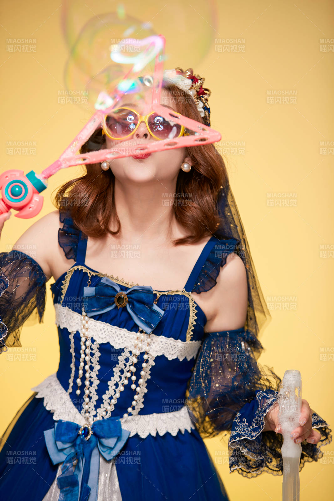 黄色背景下穿着欧式宫廷晚装庆祝生日的少女图片