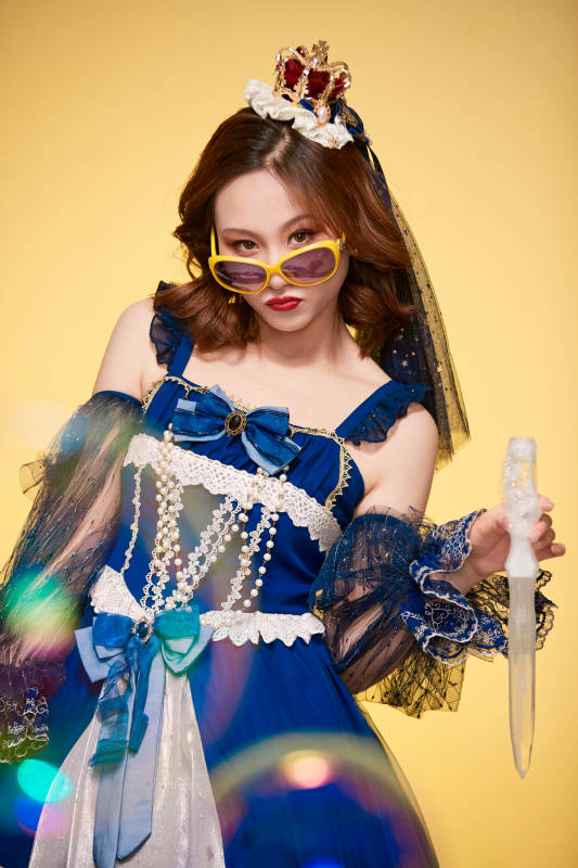 黄色背景下穿着欧式宫廷晚装庆祝生日的少女图片