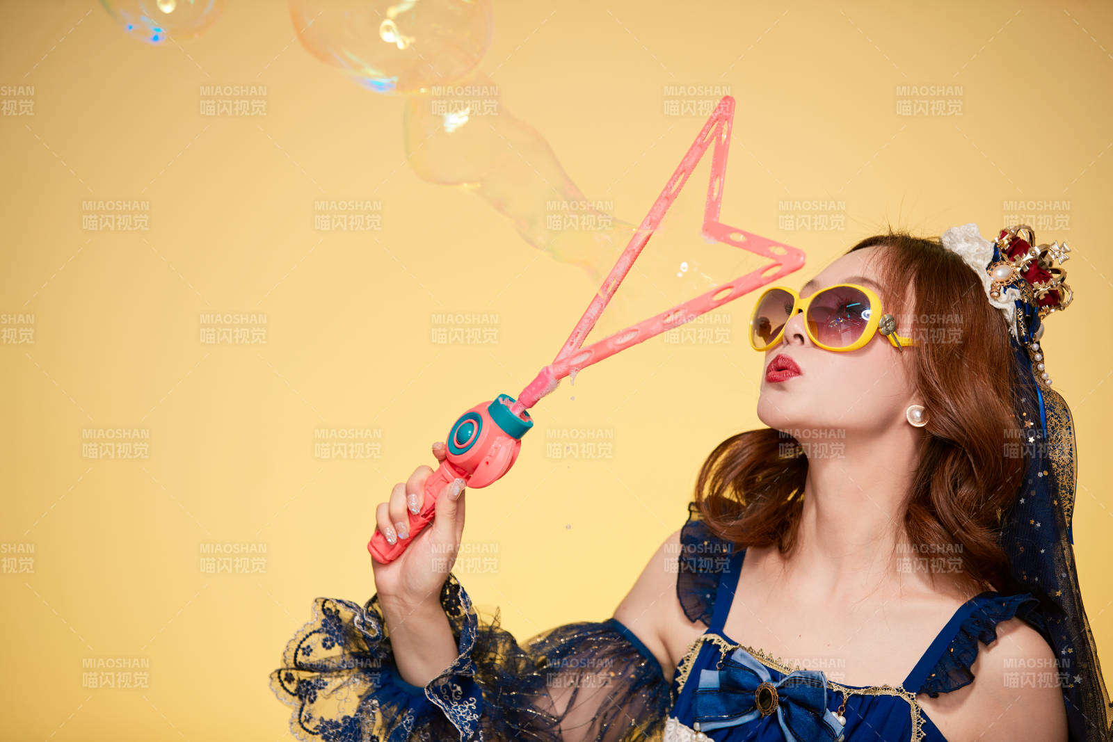 黄色背景下穿着欧式宫廷晚装庆祝生日的少女图片