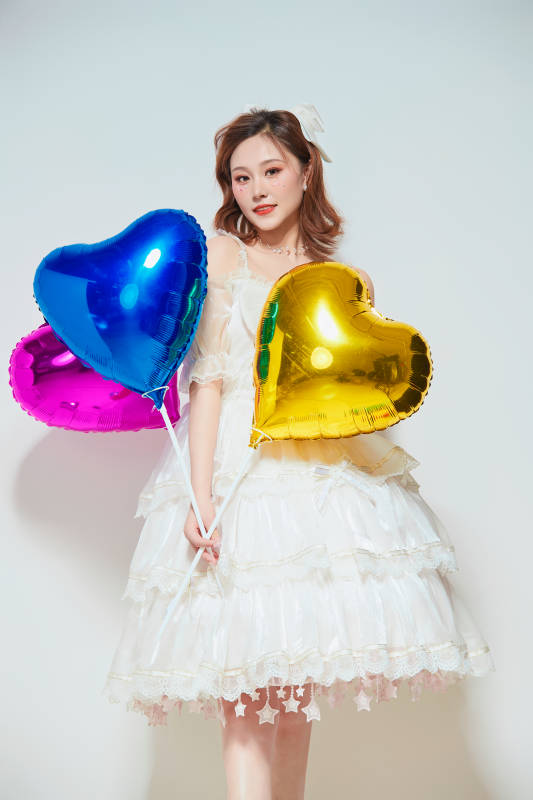 穿着公主裙手拿气球庆祝生日的亚洲女性图片