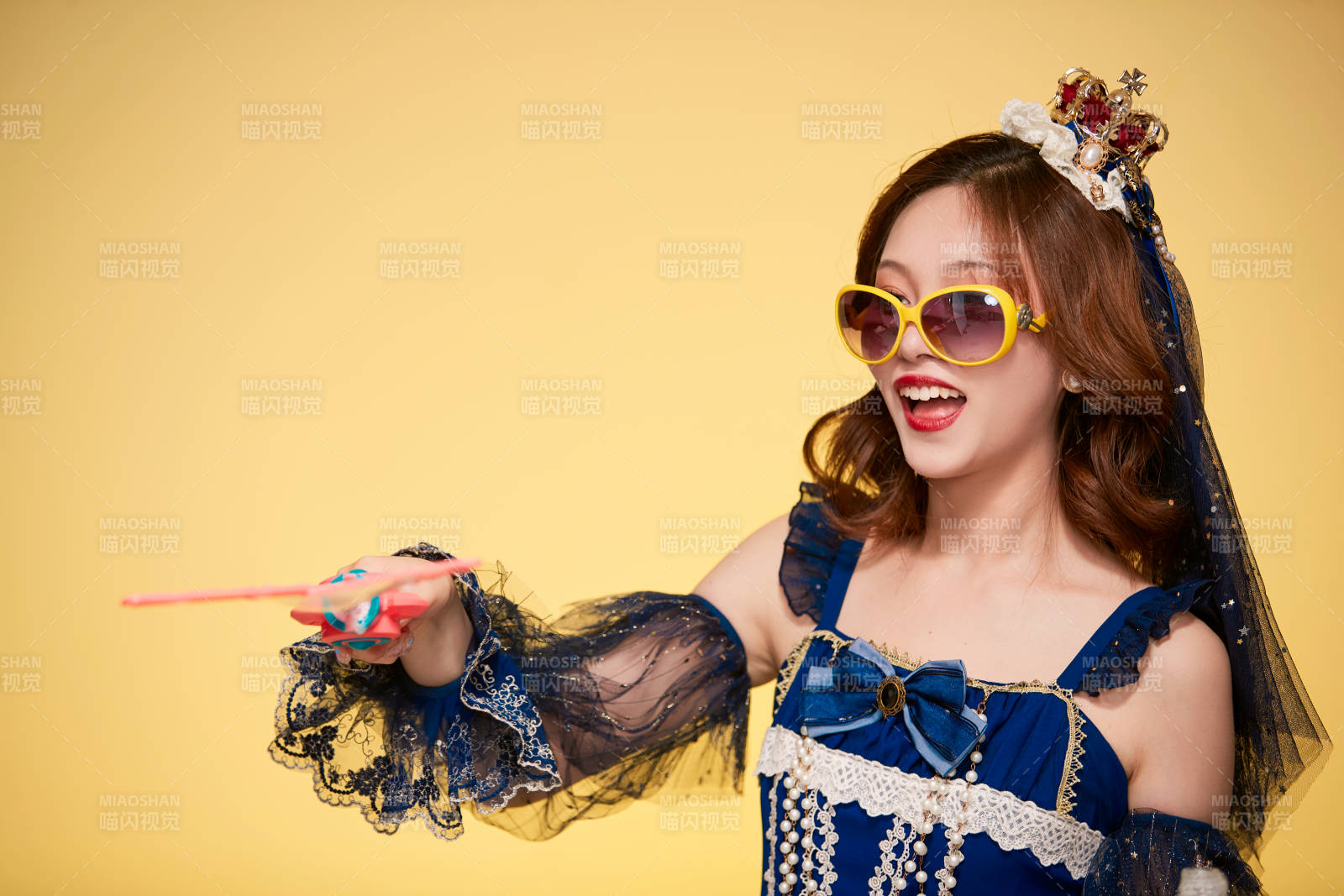 黄色背景下穿着欧式宫廷晚装庆祝生日的少女图片