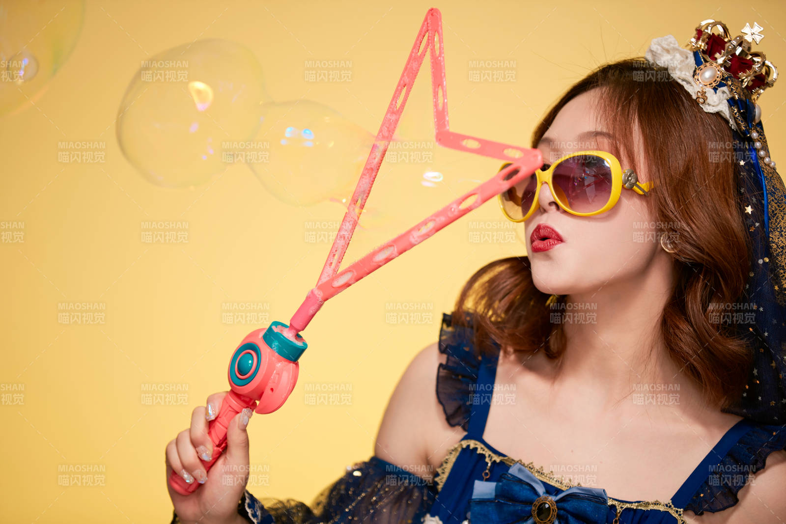 黄色背景下穿着欧式宫廷晚装庆祝生日的少女图片