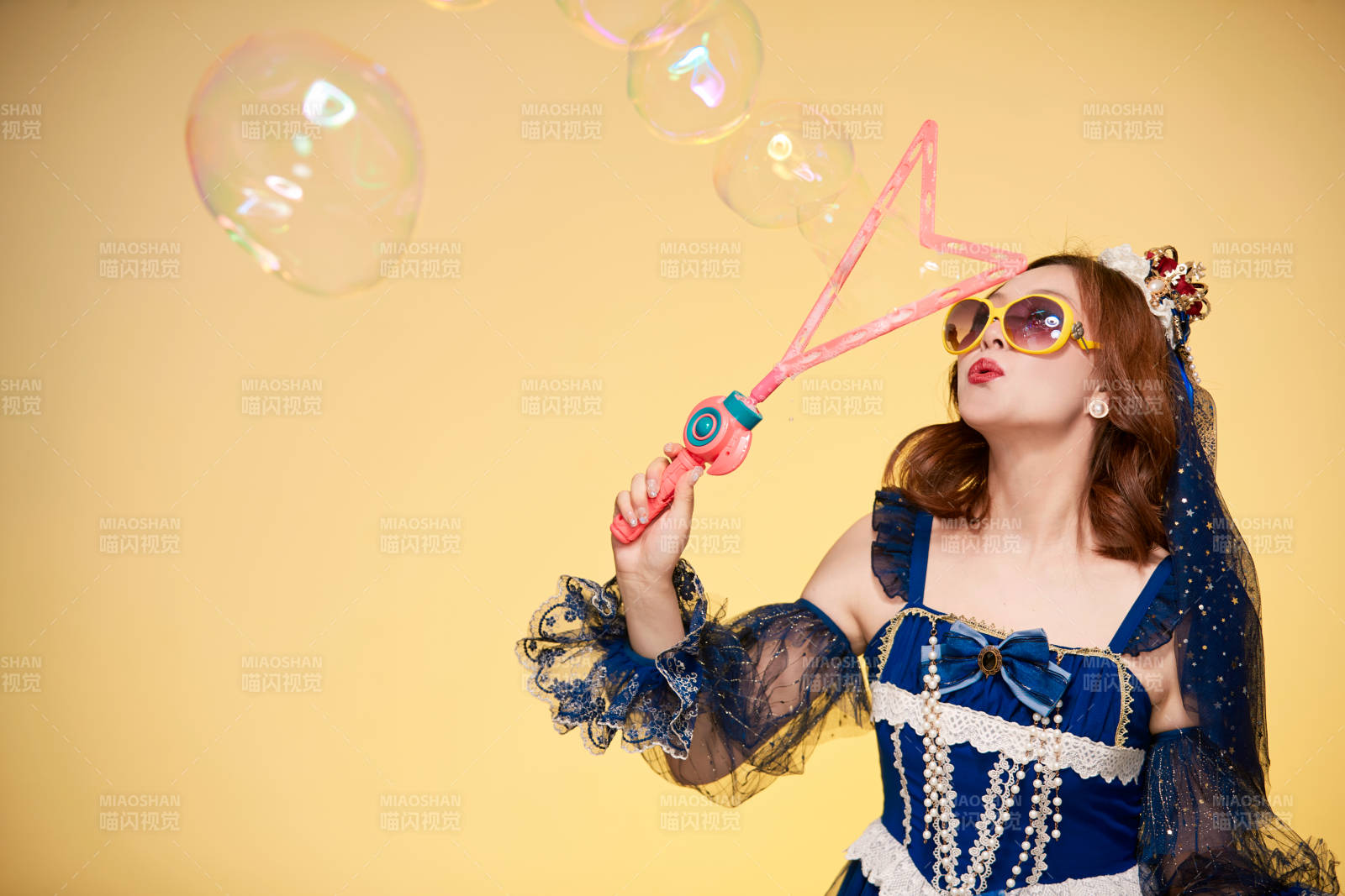 黄色背景下穿着欧式宫廷晚装庆祝生日的少女图片