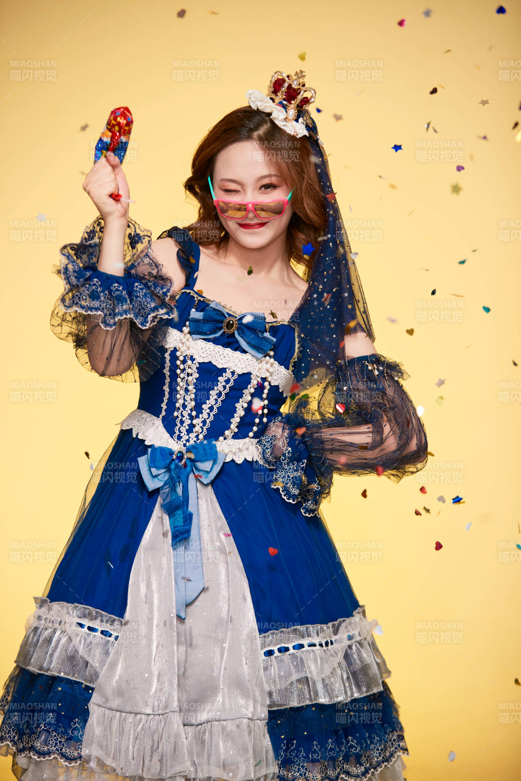 黄色背景下穿着欧式宫廷晚装庆祝生日的少女图片