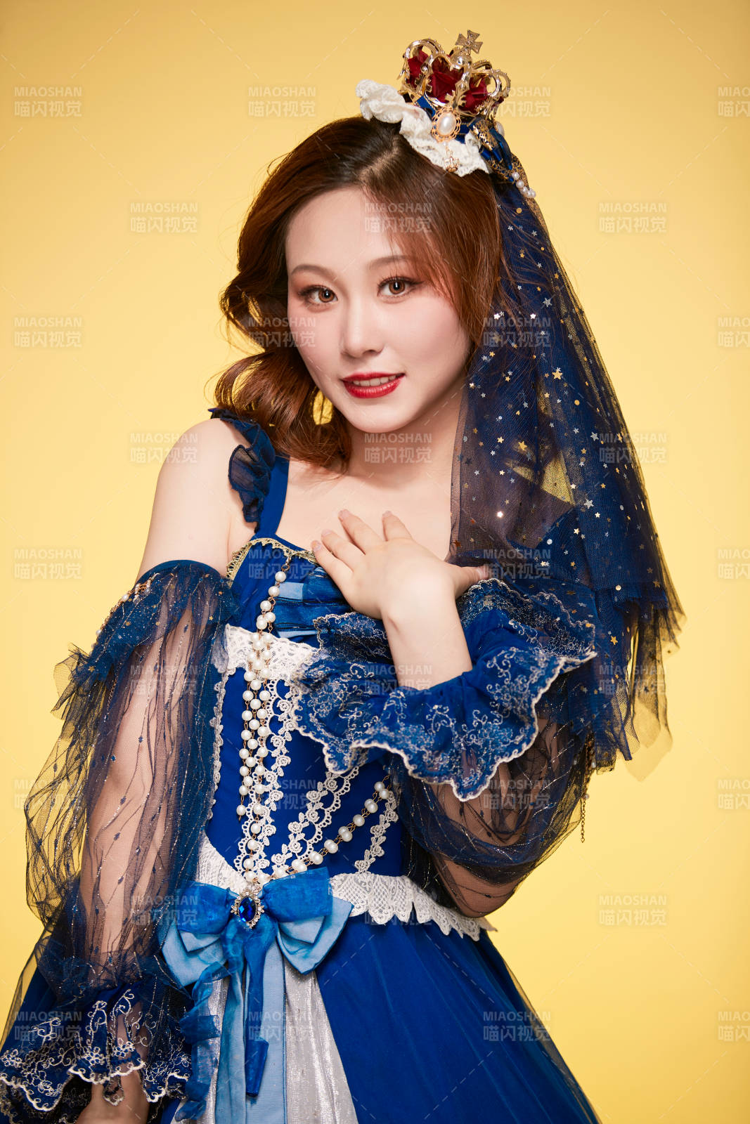 黄色背景下穿着欧式宫廷晚装庆祝生日的少女图片