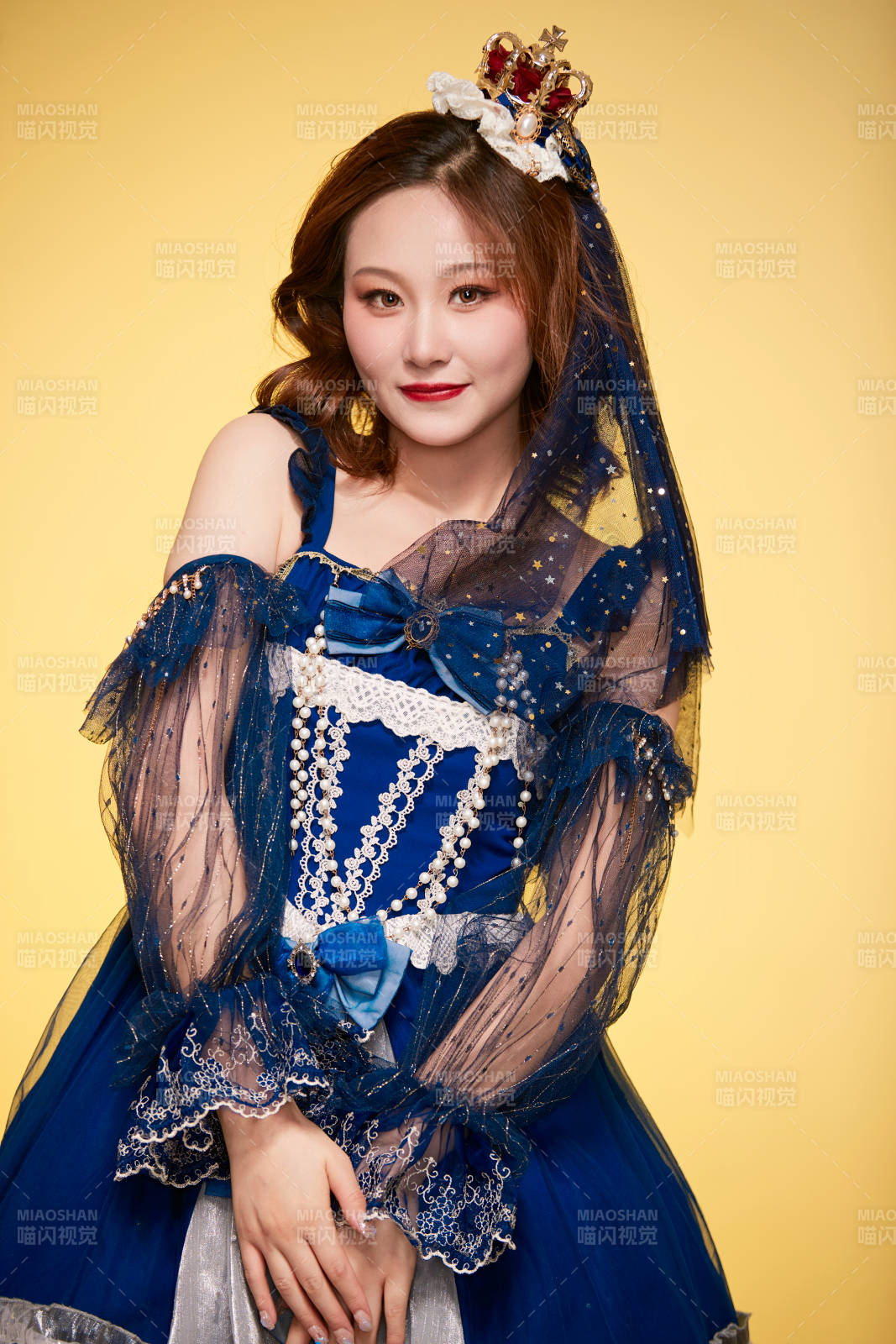 黄色背景下穿着欧式宫廷晚装庆祝生日的少女图片