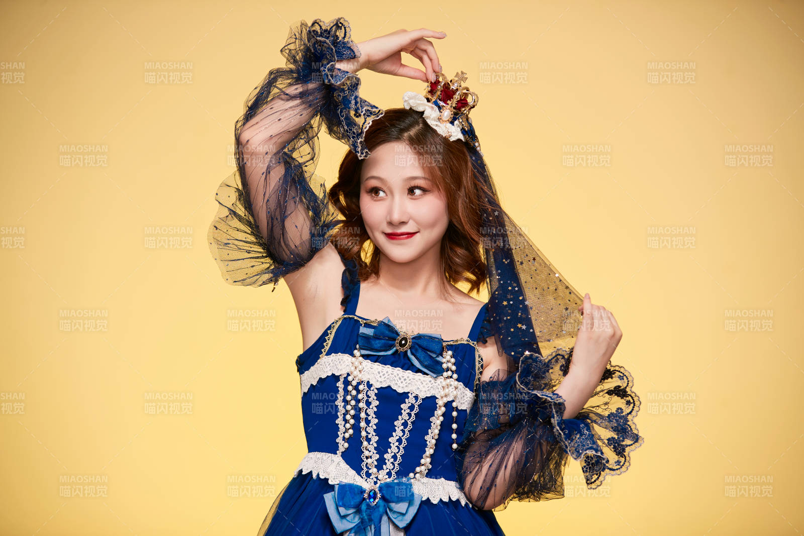 黄色背景下穿着欧式宫廷晚装庆祝生日的少女图片