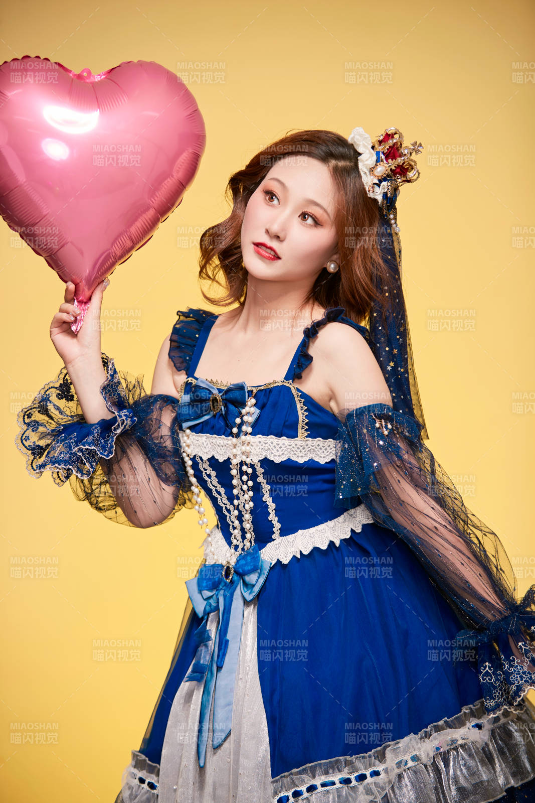 黄色背景下穿着欧式宫廷晚装庆祝生日的少女图片