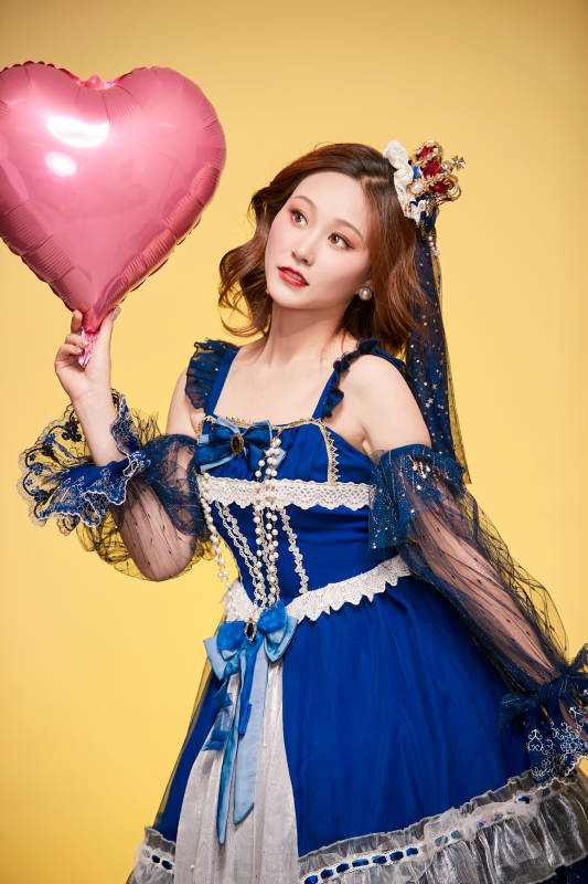 黄色背景下穿着欧式宫廷晚装庆祝生日的少女图片