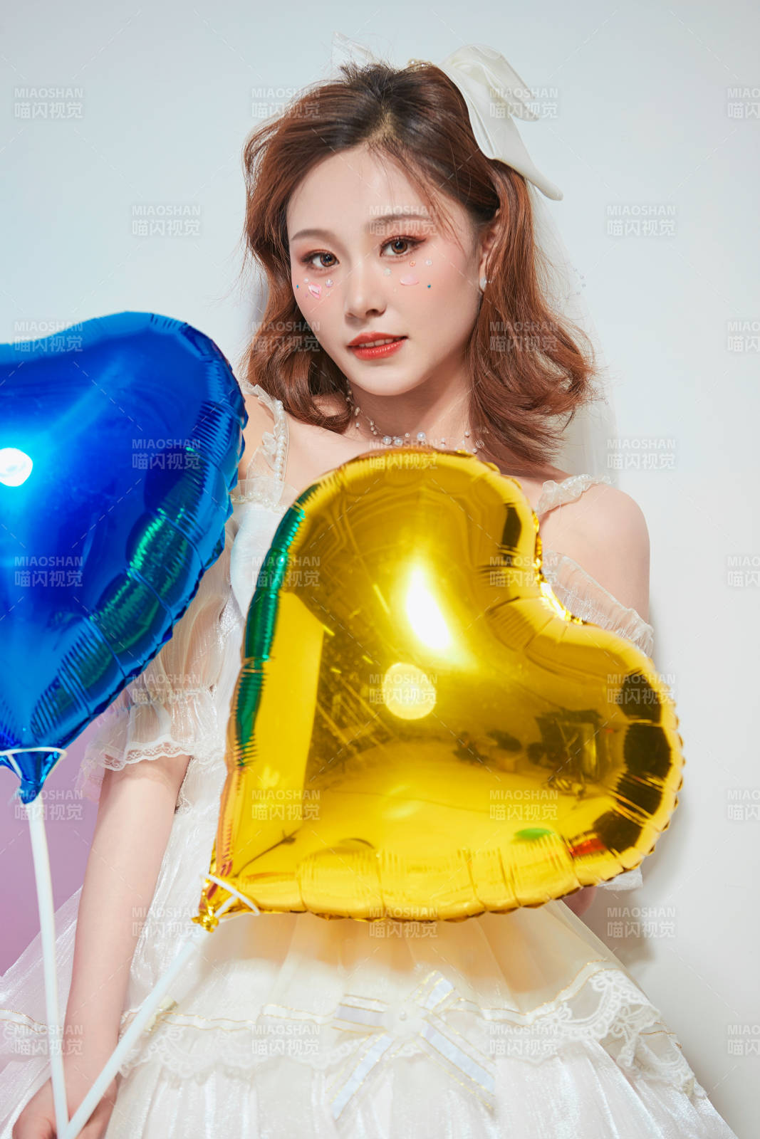 穿着公主裙手拿气球庆祝生日的亚洲女性图片