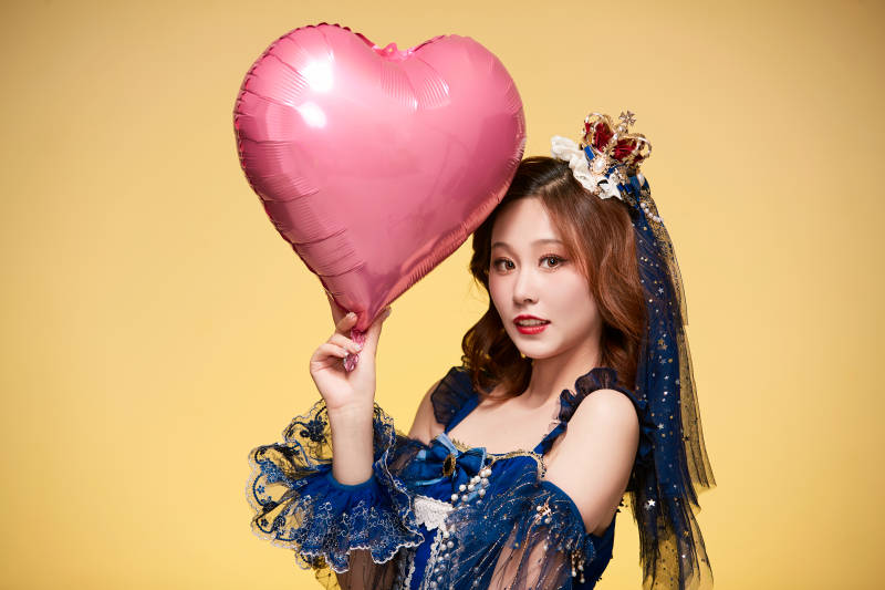 黄色背景下穿着欧式宫廷晚装庆祝生日的少女图片