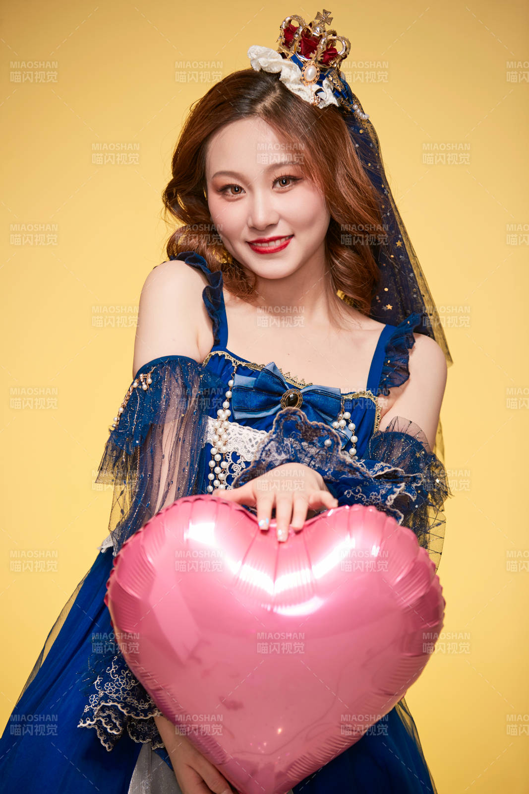 黄色背景下穿着欧式宫廷晚装庆祝生日的少女图片