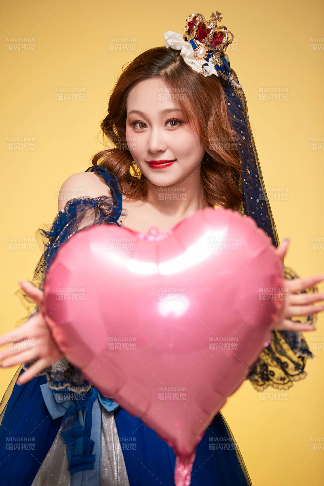 黄色背景下穿着欧式宫廷晚装庆祝生日的少女图片