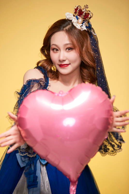 黄色背景下穿着欧式宫廷晚装庆祝生日的少女图片