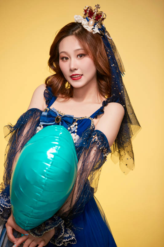 黄色背景下穿着欧式宫廷晚装庆祝生日的少女图片