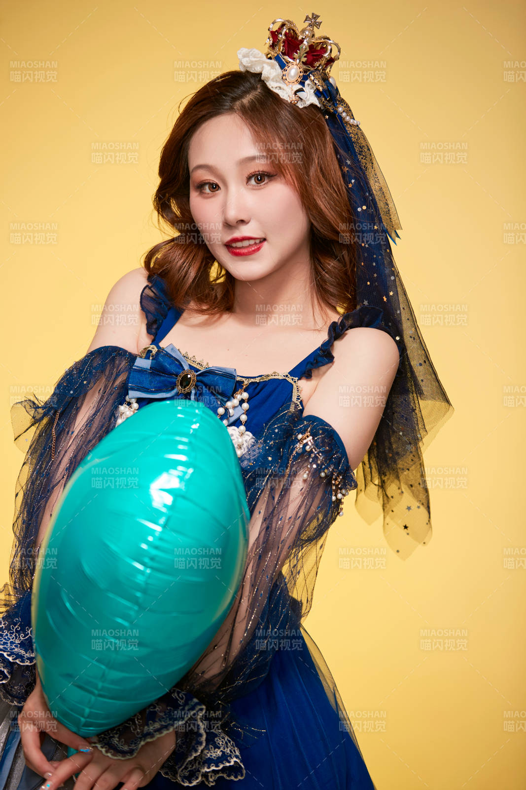 黄色背景下穿着欧式宫廷晚装庆祝生日的少女图片