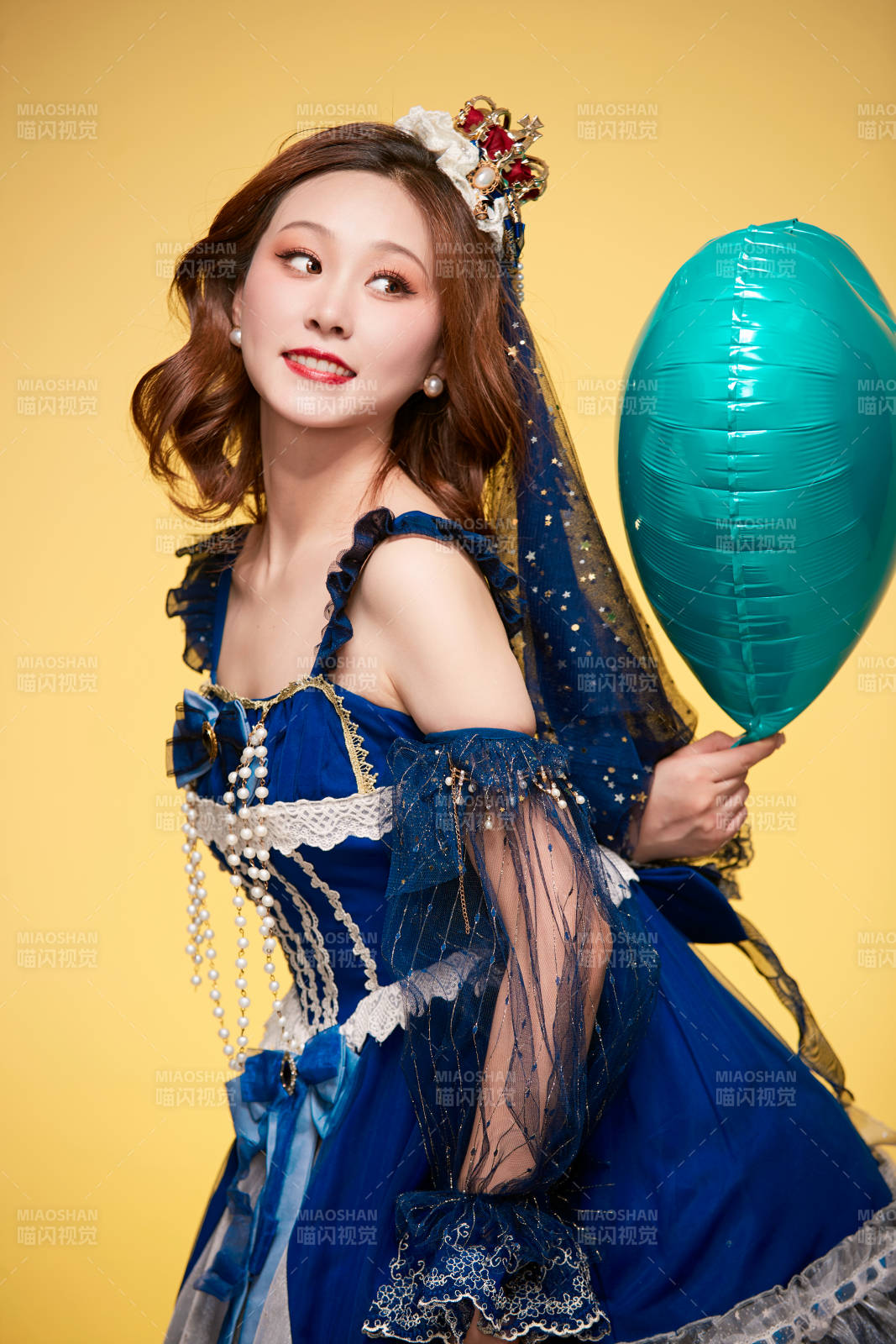 黄色背景下穿着欧式宫廷晚装庆祝生日的少女图片