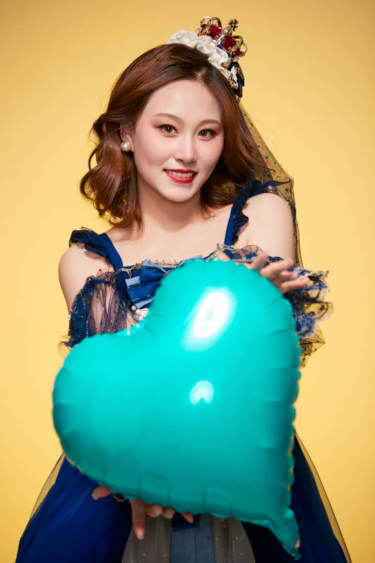 黄色背景下穿着欧式宫廷晚装庆祝生日的少女图片