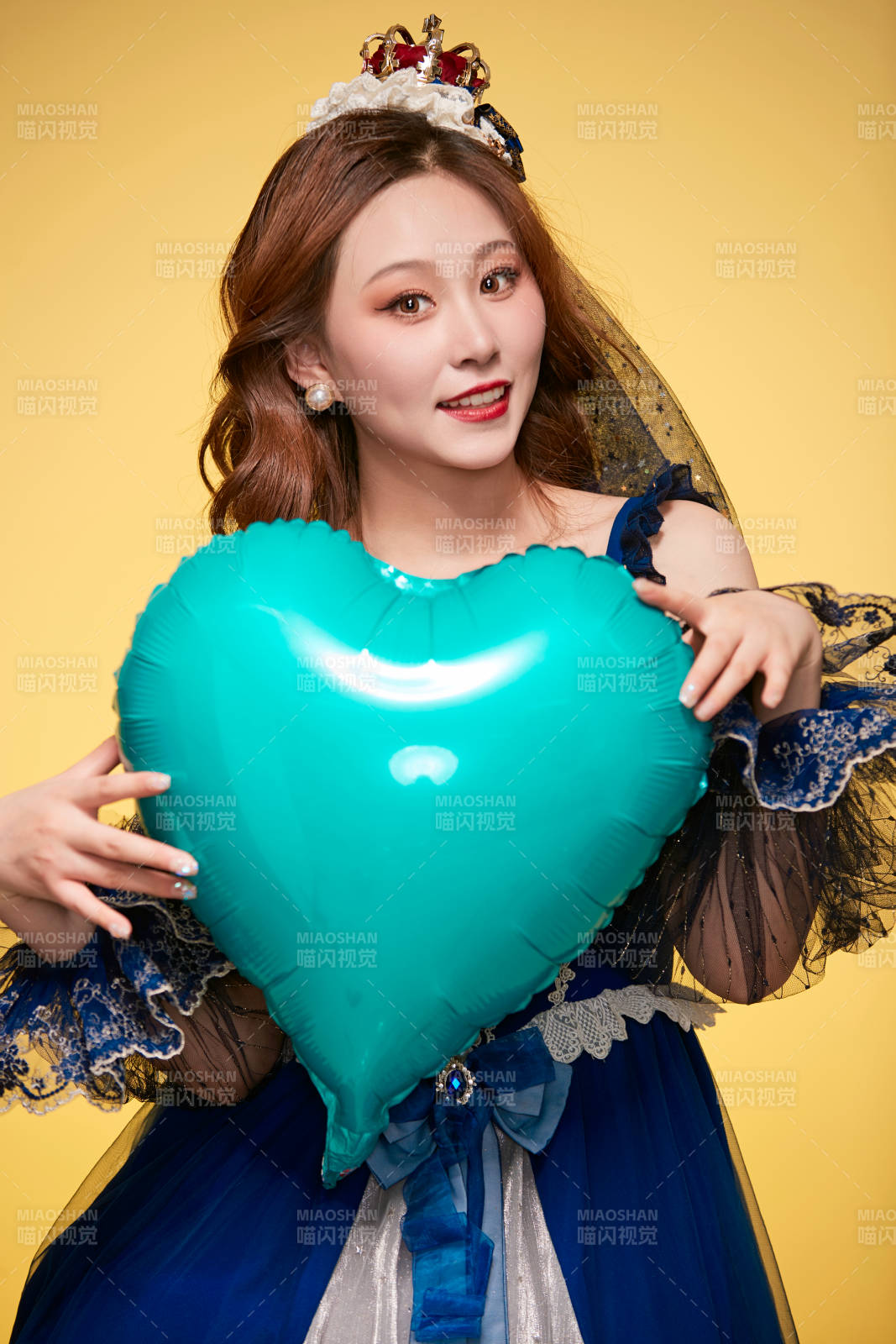 黄色背景下穿着欧式宫廷晚装庆祝生日的少女图片