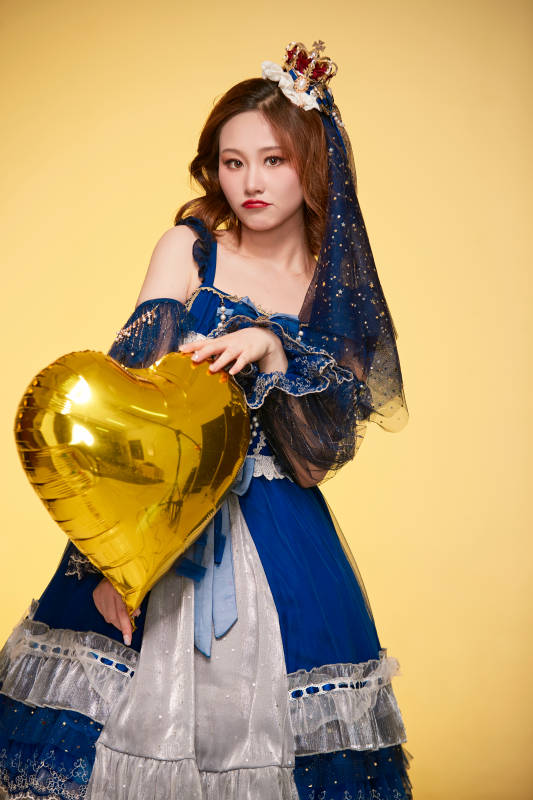 黄色背景下穿着欧式宫廷晚装庆祝生日的少女图片