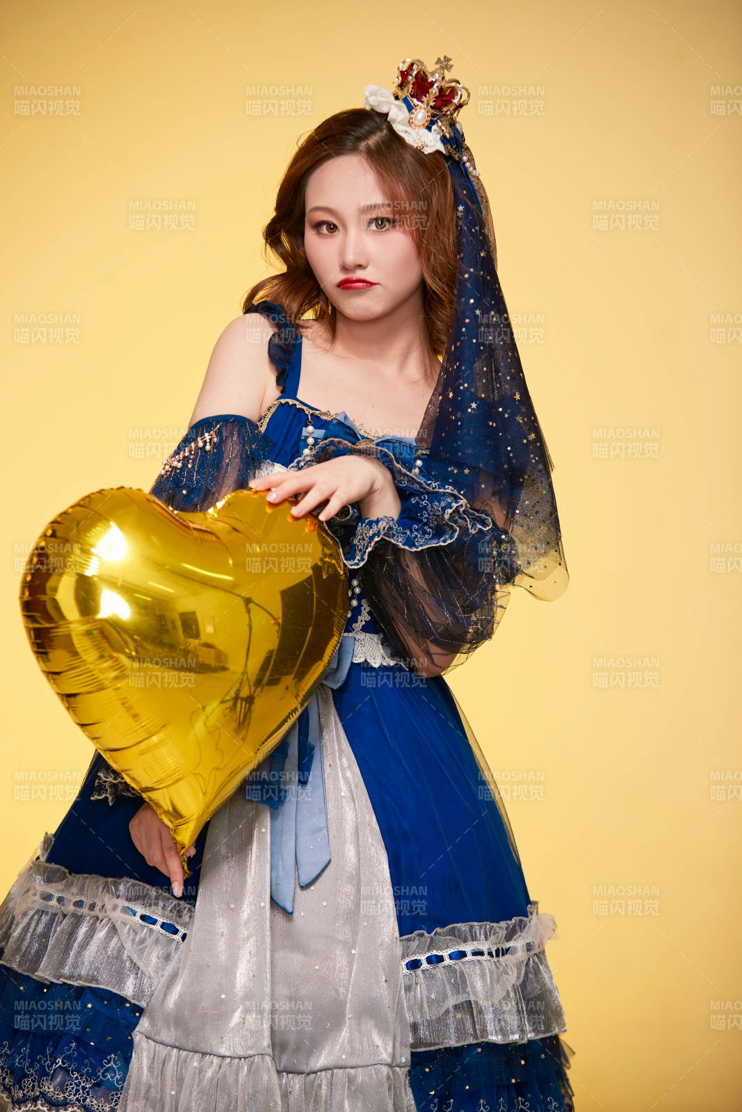 黄色背景下穿着欧式宫廷晚装庆祝生日的少女图片