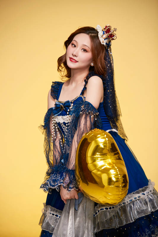 黄色背景下穿着欧式宫廷晚装庆祝生日的少女图片