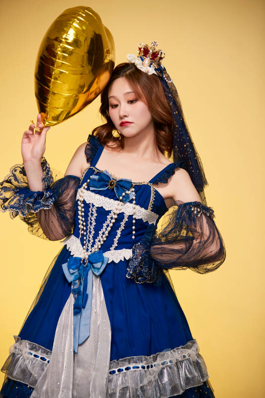 黄色背景下穿着欧式宫廷晚装庆祝生日的少女图片